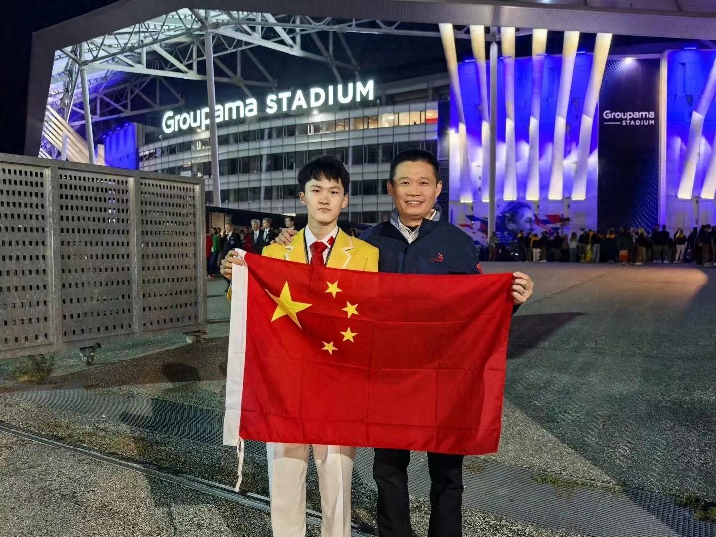 中国击剑赛场熠熠生辉，进击连连夺得银牌