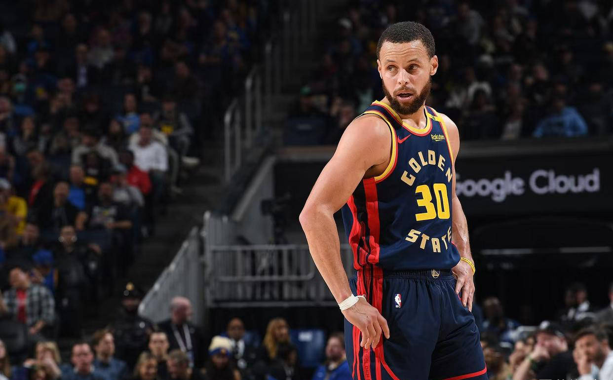 爵士队面对逆境表现坚韧，战胜对手取得胜利