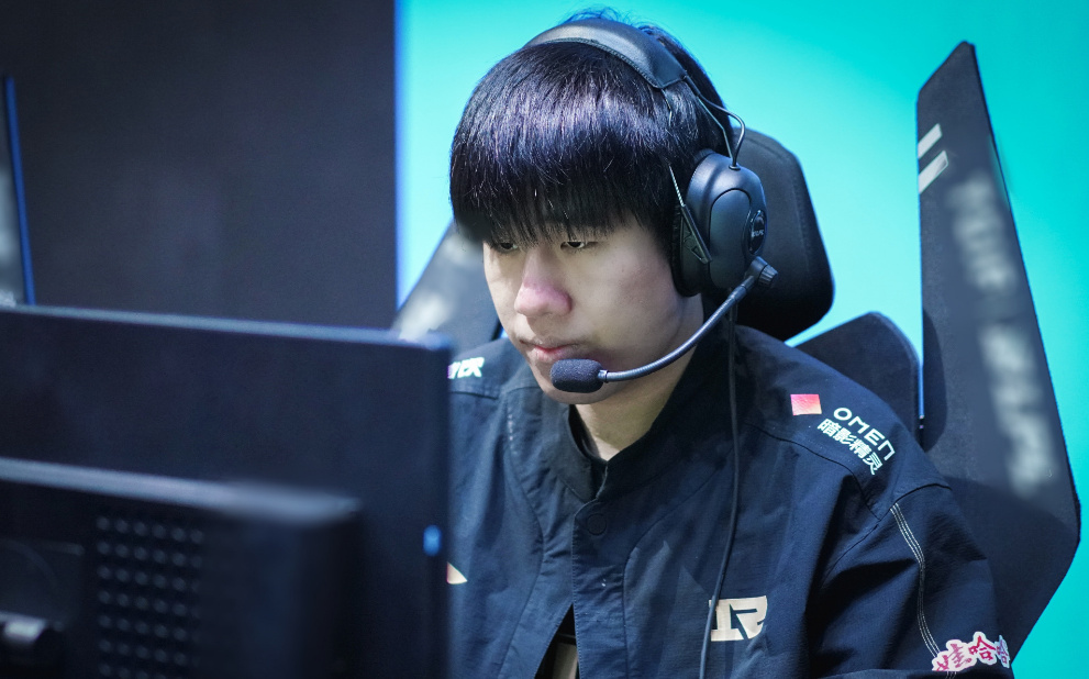 关于RNG险胜T1，Elk线上压制力十足宿敌对决半决赛，点燃全场激情的信息