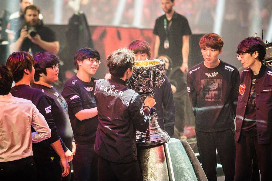 开云体育官网-BRO绝杀NS，CoreJJ单局斩获MVP鏖战多局成都决赛之夜，技惊四座