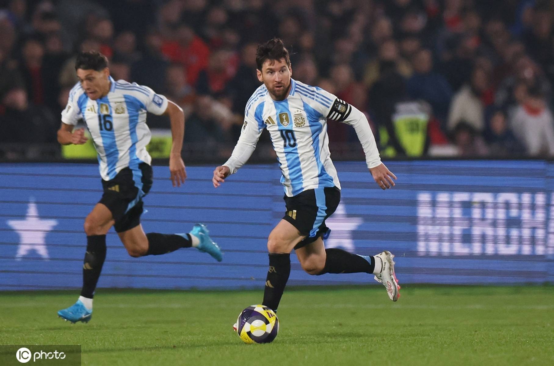 开云体育中国-阿根廷巨星梅开二度，巴萨客场轻松击败对手