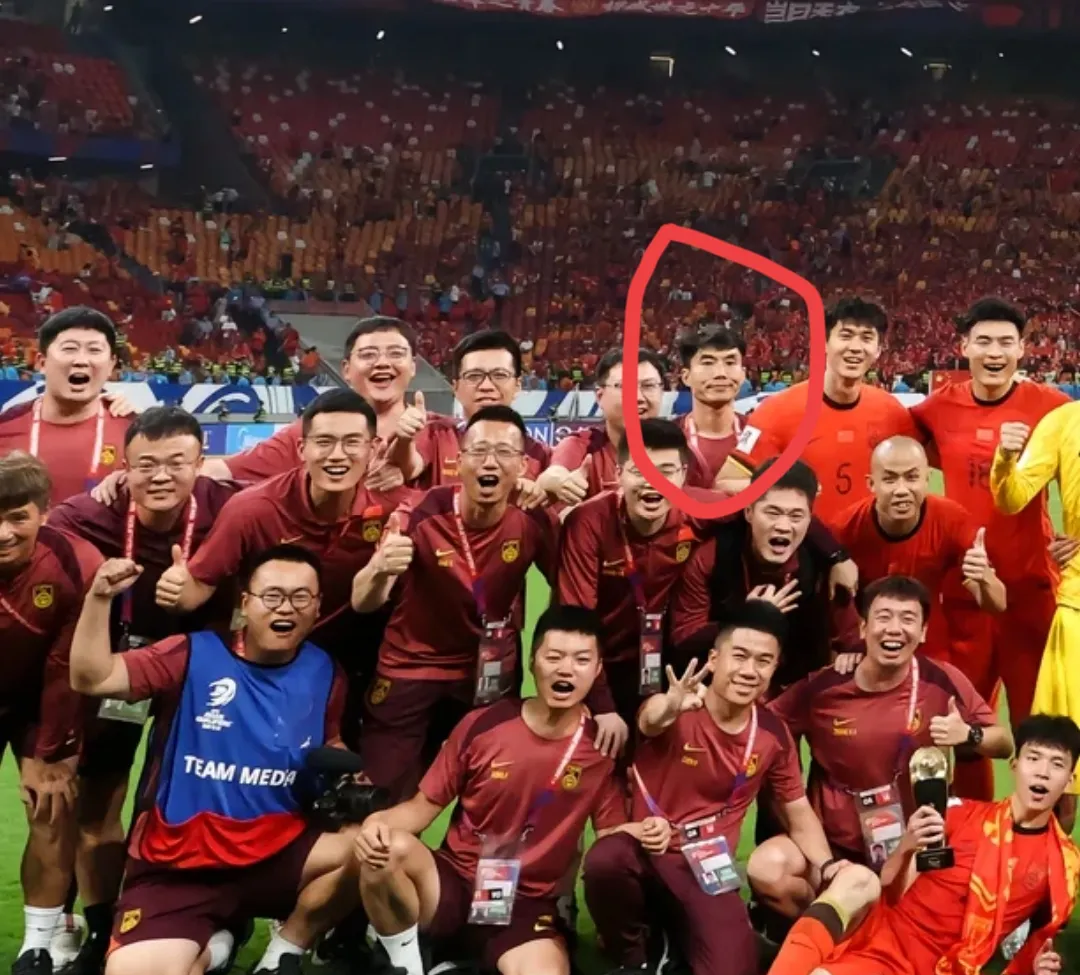 球员们面对强劲对手，全力以赴争夺胜利