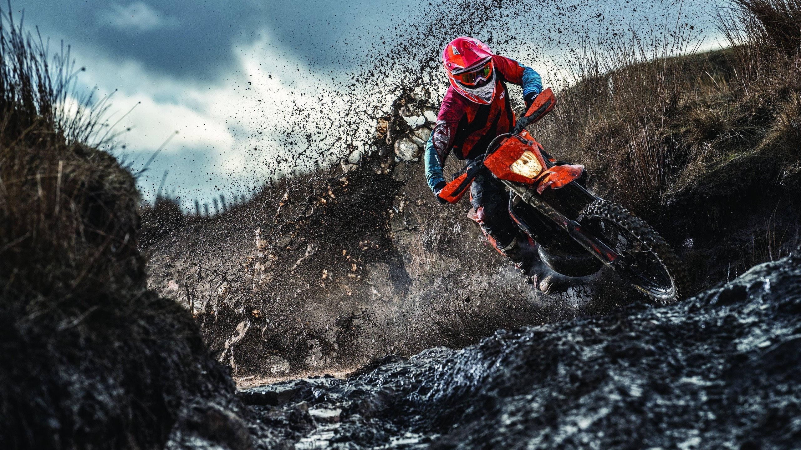 时空交错的绿茵场，当李刚仁在秘鲁对阵哥伦比亚时挺身而出