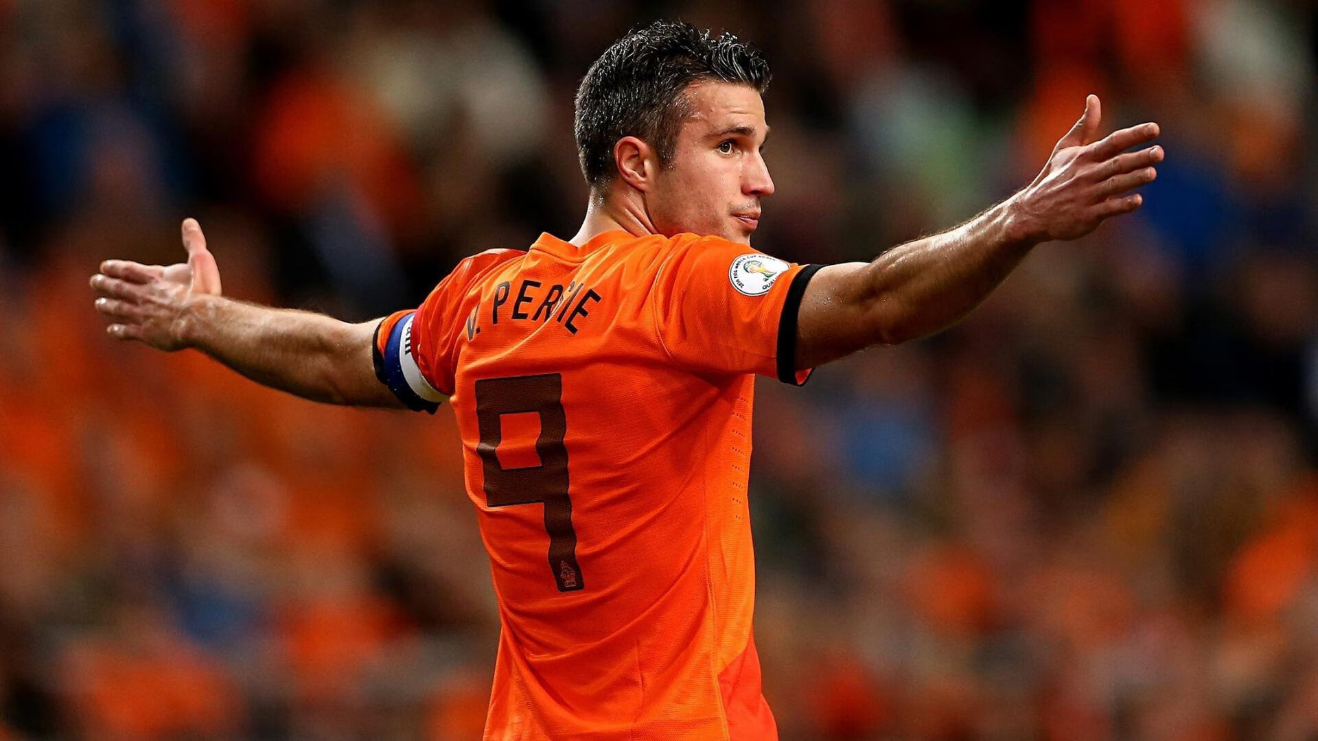 红色浪潮中的蓝色孤岛，塞恩斯关键制胜助红牛横扫迈凯伦