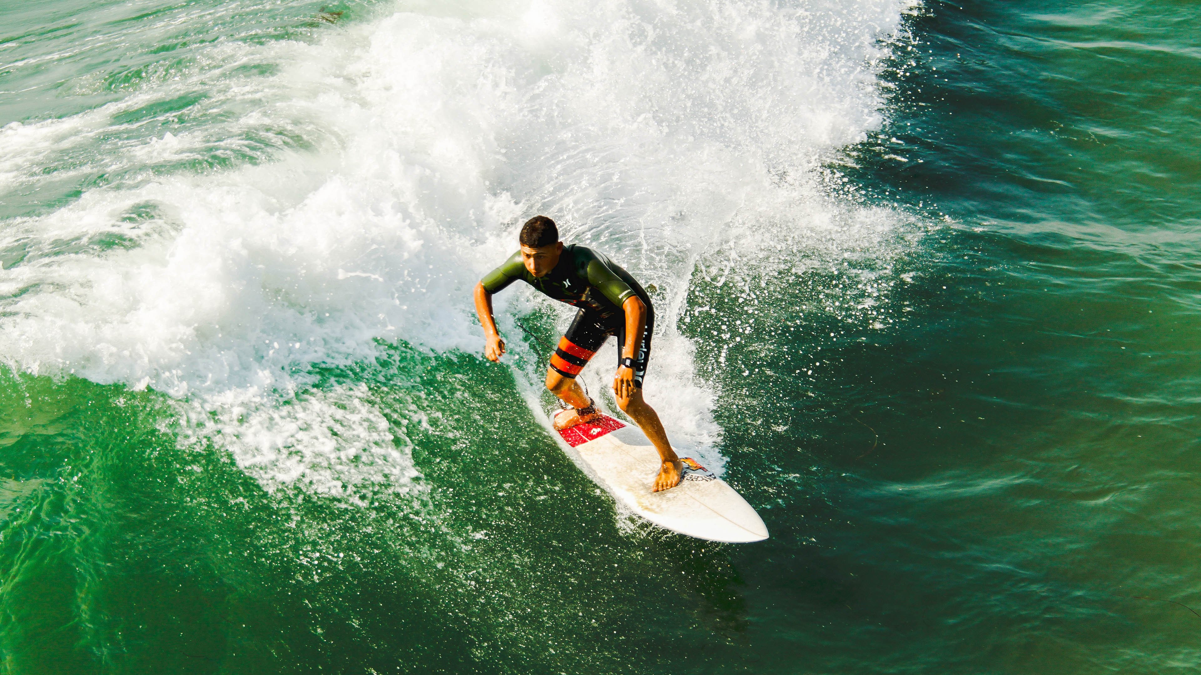浴火战车，红牛鏖战梅赛德斯，周冠宇扛起全队